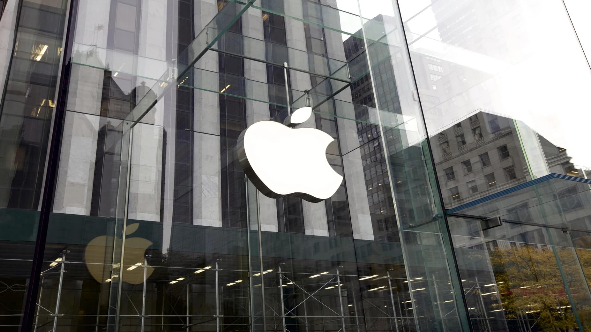 Apple icon in front of an Apple store